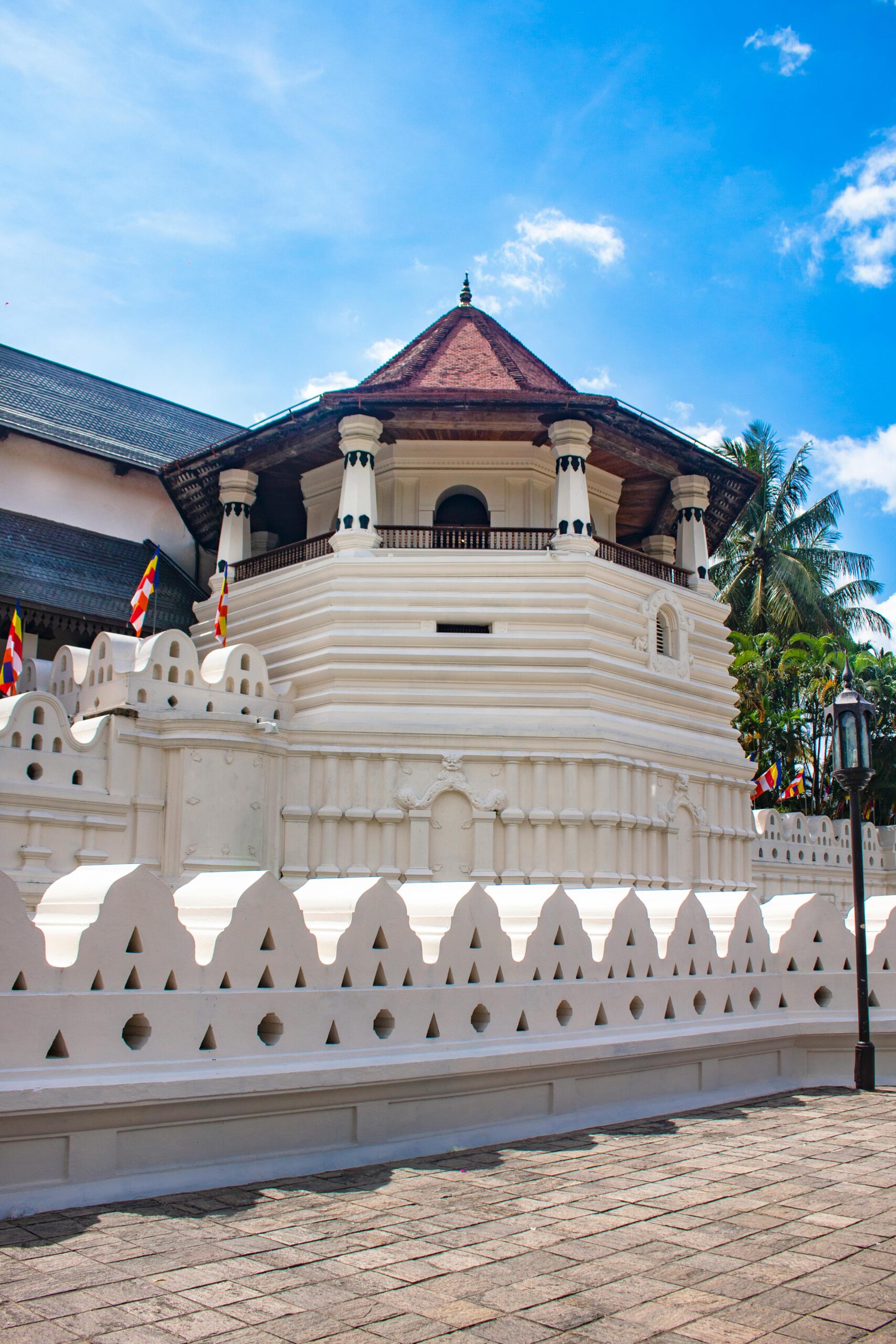 Lion Rock Ceylon Tours Kandy cultural tour featuring Temple of the Tooth, Kandy Lake, and Kandyan dance performances.